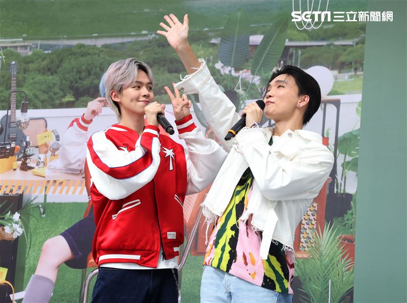 瑋瑋黃挺瑋全新個人EP《Pull n'' Push》簽唱會，嘉賓黃氏兄弟哲哲站台。（圖/記者邱榮吉攝影）