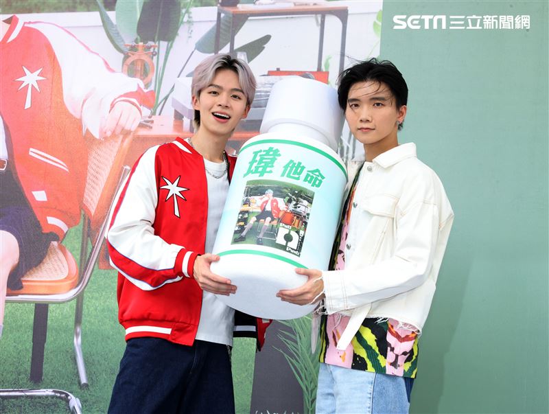 瑋瑋黃挺瑋全新個人EP《Pull n'' Push》簽唱會，嘉賓黃氏兄弟哲哲站台。（圖/記者邱榮吉攝影）