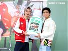 瑋瑋黃挺瑋全新個人EP《Pull n'' Push》簽唱會，嘉賓黃氏兄弟哲哲站台。（圖/記者邱榮吉攝影）