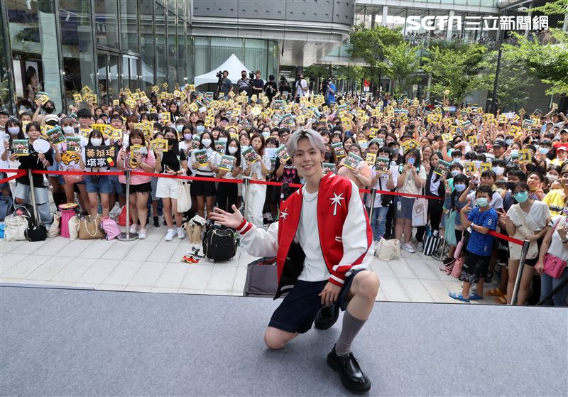 瑋瑋黃挺瑋全新個人EP《Pull n'' Push》簽唱會。（圖/記者邱榮吉攝影）