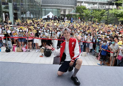 瑋瑋黃挺瑋全新個人EP《Pull n' Push》簽唱會。（圖/記者邱榮吉攝影）