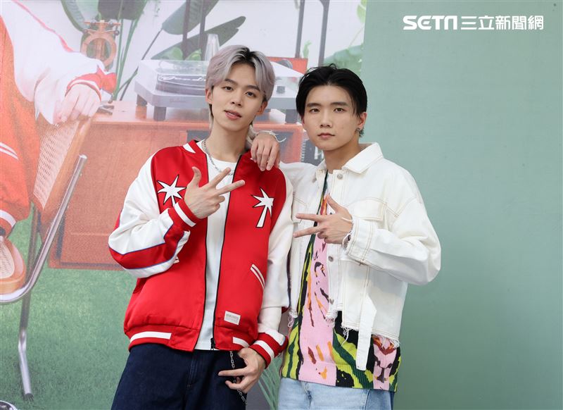 瑋瑋黃挺瑋全新個人EP《Pull n'' Push》簽唱會，嘉賓黃氏兄弟哲哲站台。（圖/記者邱榮吉攝影）