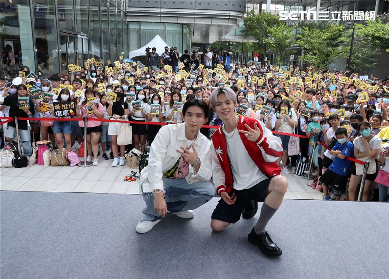 瑋瑋黃挺瑋全新個人EP《Pull n'' Push》簽唱會，嘉賓黃氏兄弟哲哲站台。（圖/記者邱榮吉攝影）