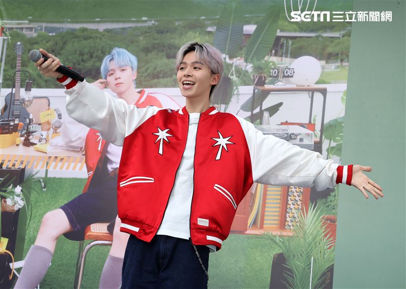 瑋瑋黃挺瑋全新個人EP《Pull n'' Push》簽唱會。（圖/記者邱榮吉攝影）