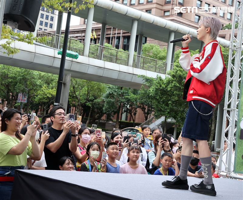 瑋瑋黃挺瑋全新個人EP《Pull n'' Push》簽唱會。（圖/記者邱榮吉攝影）