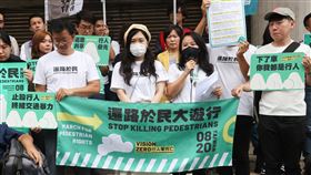 民團將辦還路於民大遊行  籲推交通安全基本法由多個交通倡議者粉專與民間團體發起組成的行人零死亡推動聯盟將舉辦還路於民大遊行，31日在立法院群賢樓外舉行記者會，要求盡速推動交通安全基本法，提高道路規範法律位階。中央社記者謝佳璋攝  112年7月31日