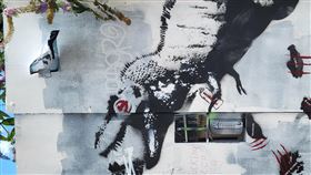 倫敦塗鴉牆獲政治關注 台灣遭北京打壓成主題倫敦東區塗鴉藝術聖地的「社會主義核心價值觀」爭議塗鴉，引發一波波「二創」和圖文回應，有藝術家將北京當局比擬為暴龍，傷害台灣、香港、西藏、東突厥斯坦（新疆）。此圖攝於13日。中央社記者陳韻聿倫敦攝  112年8月20日