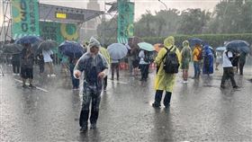 還路於民大遊行人潮受大雨影響。（圖／記者李依璇攝影）