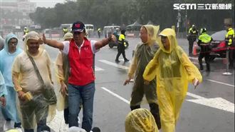 820遊行！郭台銘冒雨抵達　手舉高答一句