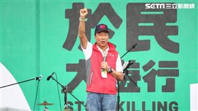 ▲820凱道大遊行郭台銘致詞、簽「台灣行人宣言」（圖／記者楊澍攝影）