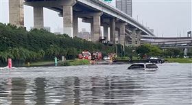 豪大雨,積水,拋錨,汽車,受困,堤外便道,板橋,新北