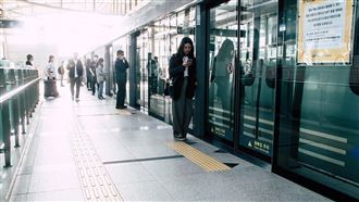 首爾地鐵出事！車廂冒煙　急封鎖月台