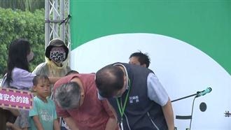 站上台被噓爆！交通部長王國材鞠躬