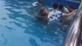 中國一名遊客被吸入排水孔溺死。（圖／翻攝自《新京報我們視頻》）