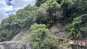 南投縣仁愛鄉投85線平靜橋路段又坍方南投縣仁愛鄉雨災造成多處道路毀損、邊坡坍方，其中「投85線」平靜橋路段12日搶通，20日又坍方，須待邊坡穩定才能進場搶修。（警方提供）中央社記者蕭博陽南投縣傳真  112年8月20日