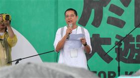 ▲820還路於民凱道大遊行余爸爸、交通部長王國材（圖／記者楊澍攝影）