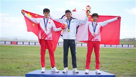 男子三級跳遠選手趙崑祥（中）於烏蘭巴托東亞青運勇奪金牌。（圖／體育署提供）