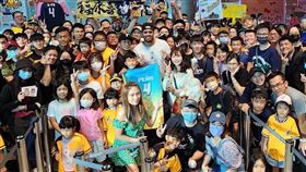 ▲上百名球迷自主串聯組團到桃園機場為阿福送機。（圖／中信兄弟球團提供）