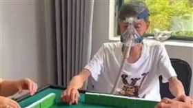 72歲老翁肺氣腫伴有第2型呼吸衰竭，必須戴氧氣面罩。（圖／翻攝自微博）