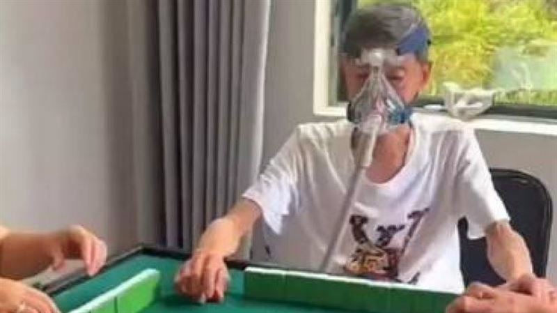 7旬翁戴氧氣罩打麻將　女兒反應超驚人