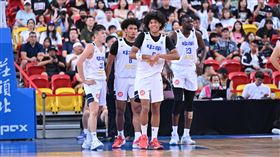 賀氏混血兄弟賀丹、賀博最終戰合轟32分帶領白隊以5分之差擊敗伊朗。（圖／中華籃協提供）