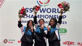 田家榛（中）在射擊世界錦標賽女子25公尺手槍決賽排第7，並靠著遞補順利搶下巴黎奧運門票。（圖／中華射擊協會提供）