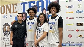 左起白隊教練許皓程、賀丹、賀媽與賀博。（圖／記者蔡厚瑄攝影）