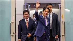 賴清德出訪巴拉圭返國（1）副總統賴清德（前）以特使身分率團出席友邦巴拉圭共和國新任總統潘尼亞（Santiago Pena Palacios，另譯：貝尼亞）就職典禮，18日凌晨搭機返抵桃園機場。中央社記者葉臻攝 112年8月18日