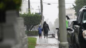 熱帶風暴登陸墨西哥已釀1死，加州恐有災難性洪水。（圖／美聯社／達志影像）