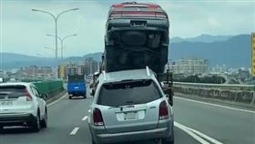 台74線，拖吊車疊疊樂，載3車，危險(圖／翻攝自記者爆料網)