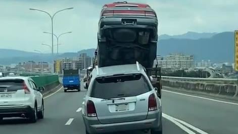 拖吊車1拖3「疊疊樂」　網驚：用生命在載