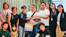 黨籍是日本共產黨的柴口征寬（後排右4），這次來台結婚順道拜會民進黨性平部等主管，堪稱另類「民共交流」。（民進黨性平部提供）