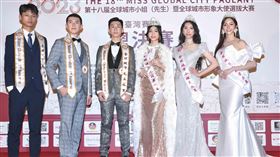 城市先生季軍彭家維（左起），亞軍王竣玄、冠軍余果、城市小姐冠軍 許依宸、亞軍吳若湄、季軍陳蘊予（圖／全球城市小姐選拔協會提供）