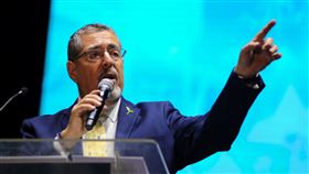根據瓜地馬拉選舉機構計票結果，候選人阿雷巴洛（Bernardo Arevalo）爆冷贏得總統選舉。（圖／路透社／達志影像）