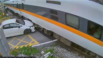 撞火車畫面曝光　酒駕男嚇傻腿軟被拉下車