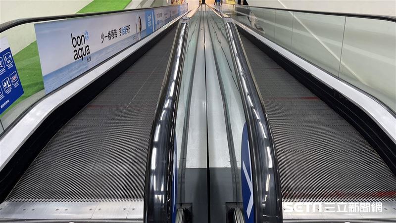 獨/手扶梯中間不放餅乾了?賣場回應