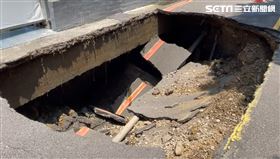 新竹縣竹北，天坑，建商施工不當，自來水管破裂，沖刷路基，勒令停工(圖／翻攝畫面)