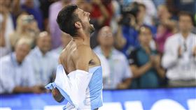 喬科維奇直接撕破球衣慶祝。（圖／美聯社／達志影像）