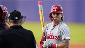▲費城人Bryson Stott拿著鉛筆圖樣的球棒上場打擊。（圖／美聯社／達志影像）
