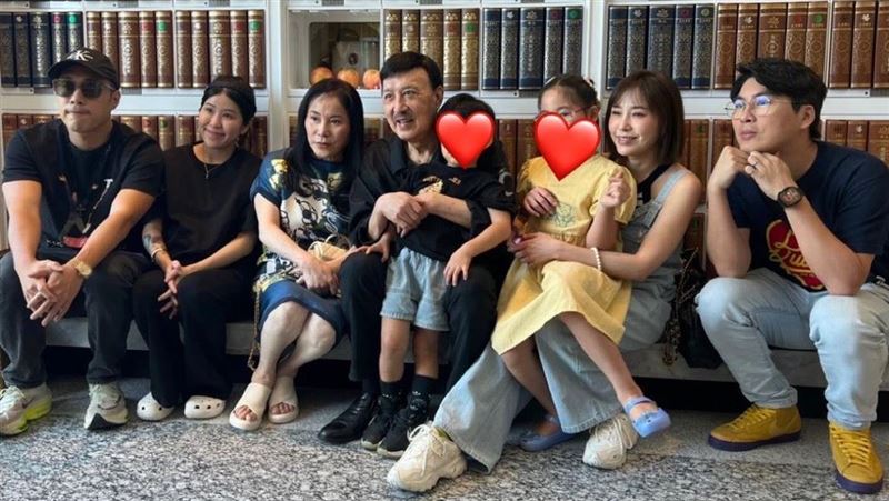 余苑綺逝世1年　余天全家合影他喊話惹淚