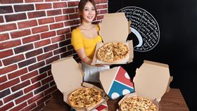 達美樂推出以台灣特色食材為賣點的客家風味披薩「客家小炒披薩」、「梅干扣肉披薩」，和兩款口味都能吃到的「客家雙喜披薩」。