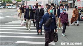 北車斑馬線/行人/人潮(記者陳弋攝影)