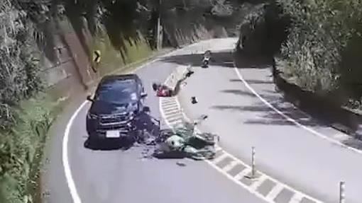 重機台7乙撞休旅！網嚇：山道猴子真人版