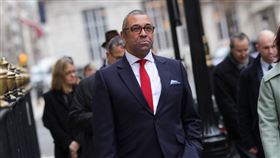 英國外交大臣柯維立（James Cleverly） (中) 翻攝自Foreign, Commonwealth & Development Office臉書