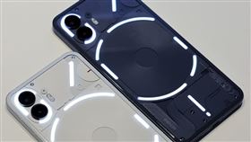 NOTHING Phone (2)擁有時尚透明背蓋Glyph Interface，鑲嵌781顆LED燈，拍照自動補光，完美拍照，且機身塑膠零件8成可回收，碳足跡僅53.45 kg CO2e。
 