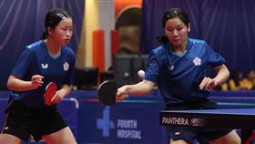 桌球女雙選手彭郁涵（右）張浿珊（左）於烏蘭巴托東亞青運勇奪金牌。（圖／體育署提供）