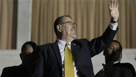 戴著眼鏡的64歲社會學家阿雷巴洛（Bernardo Arevalo）是前總統之子　美聯社