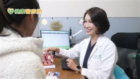 鄭惠文醫師表示，成人痘分為兩個類型，一種如上述所說，是從青春期開始持續增長的痘痘；另一種則是25歲以後由於生活型態等原因產生的痘痘