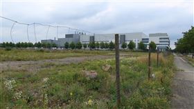 台積電德勒斯登廠預定地台積電德勒斯登廠預定地位於市區北郊的「機場工業區」，交通十分便捷，隔壁正好是合資夥伴博世的晶圓廠。中央社記者林育立德勒斯登攝  112年8月21日