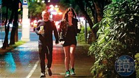 ▲8月12日00時46分，黃立成與Lina手上各拿一杯飲料，雖無肢體上的接觸，但聊天互動相當熱烈，完全沉浸在兩人世界。